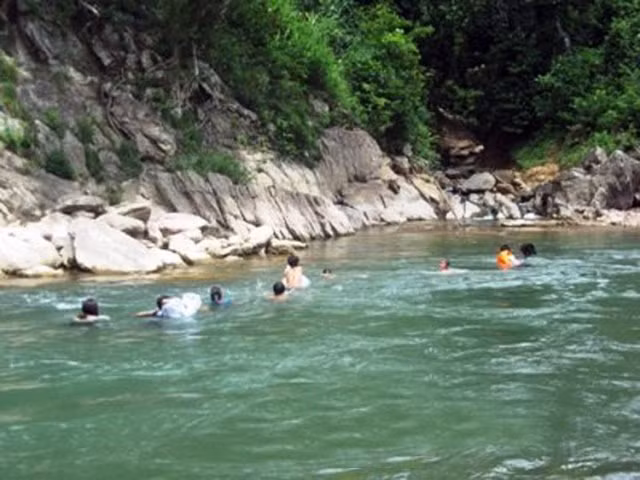 Trời nóng hay trời lạnh việc bơi sông đến trường của các em vẫn diễn ra bình thường. NHỮNG NỖI KHỔ CỦA HỌC SINH VIỆT NAM (P2) <<NỮ SINH CĐ DU LỊCH ĐẸP DỊU DÀNG TRONG NẮNG THU <<VẺ ĐẸP KIÊU SA CỦA HOT GIRL CĐ TRUYỀN HÌNH HÀ NỘI