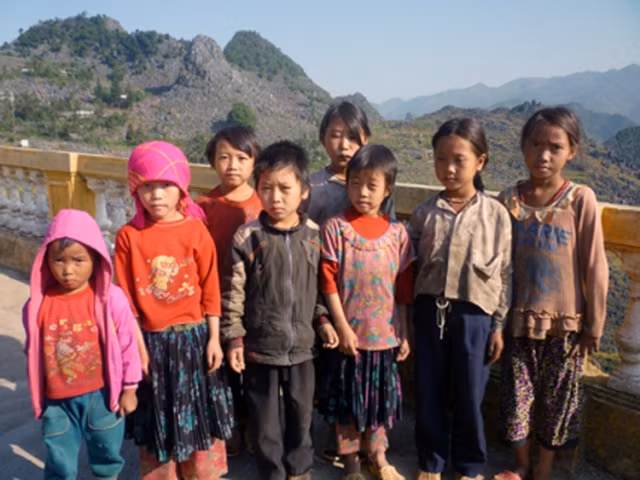 Đến trường với bộ quần áo bẩn và rách nát. NHỮNG NỖI KHỔ CỦA HỌC SINH VIỆT NAM (P2) <<NỮ SINH CĐ DU LỊCH ĐẸP DỊU DÀNG TRONG NẮNG THU <<VẺ ĐẸP KIÊU SA CỦA HOT GIRL CĐ TRUYỀN HÌNH HÀ NỘI