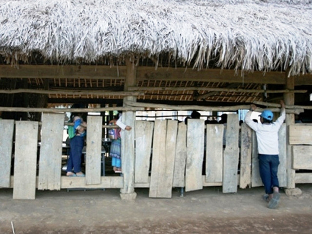 Ở những vùng nông thôn, miền núi còn rất nhiều những trường học tạm bợ như thế này. NHỮNG NỖI KHỔ CỦA HỌC SINH VIỆT NAM (P2) <<NỮ SINH CĐ DU LỊCH ĐẸP DỊU DÀNG TRONG NẮNG THU <<VẺ ĐẸP KIÊU SA CỦA HOT GIRL CĐ TRUYỀN HÌNH HÀ NỘI Ở những vùng nông thôn, miền núi còn rất nhiều những trường học tạm bợ như thế này. NHỮNG NỖI KHỔ CỦA HỌC SINH VIỆT NAM (P2) <<NỮ SINH CĐ DU LỊCH ĐẸP DỊU DÀNG TRONG NẮNG THU <<VẺ ĐẸP KIÊU SA CỦA HOT GIRL CĐ TRUYỀN HÌNH HÀ NỘI