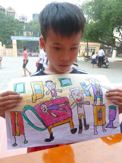 Em Trần Văn Dũng (HS lớp 2C) được cô giáo mỹ thuật đánh giá là người có cảm xúc màu rất tốt, biết cách sắp xếp bố cục bức tranh. Có khả năng vẽ bằng tay trái, Dũng mong ước được trở thành bác sỹ chữa bệnh cho các bạn đang bị bệnh. Em Trần Văn Dũng (HS lớp 2C) được cô giáo mỹ thuật đánh giá là người có cảm xúc màu rất tốt, biết cách sắp xếp bố cục bức tranh. Có khả năng vẽ bằng tay trái, Dũng mong ước được trở thành bác sỹ chữa bệnh cho các bạn đang bị bệnh.