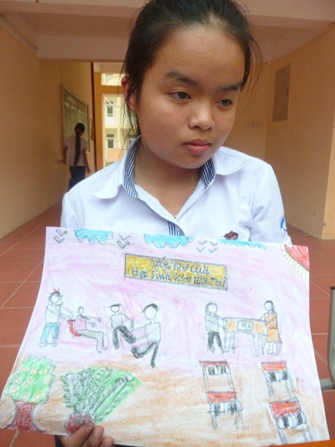 Đối với em Vương Thu Phương (HS lớp 7A), ngay từ bé em đã có ước mơ trở thành nhà thiết kế thời trang nổi tiếng và luật sư giỏi. Cách đây 7 năm, em không may bị teo gai thị giác nên giờ chỉ nhìn thấy mờ mờ, phải học chữ nổi như các bạn khiếm thị. Vừa cúi sát bức vẽ, Phương nắn nót tô màu thể hiện “ước mơ của học sinh khiếm thị”. Đối với em Vương Thu Phương (HS lớp 7A), ngay từ bé em đã có ước mơ trở thành nhà thiết kế thời trang nổi tiếng và luật sư giỏi. Cách đây 7 năm, em không may bị teo gai thị giác nên giờ chỉ nhìn thấy mờ mờ, phải học chữ nổi như các bạn khiếm thị. Vừa cúi sát bức vẽ, Phương nắn nót tô màu thể hiện “ước mơ của học sinh khiếm thị”.