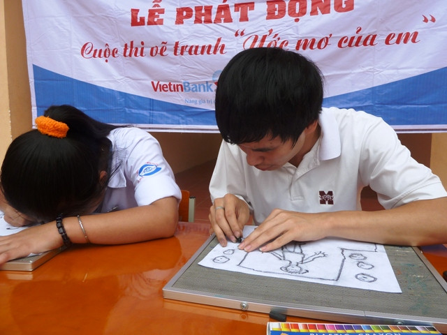 Trần Văn Hoàng và Vương Thu Phương lần mò từng nét vẽ để thể hiện ước mơ đầy màu sắc, có hồn của mình. Trần Văn Hoàng và Vương Thu Phương lần mò từng nét vẽ để thể hiện ước mơ đầy màu sắc, có hồn của mình.