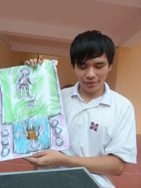 Còn em Trần Văn Hoàng (HS lớp 8B) không thể nhìn thấy gì, Hoàng phải dùng bảng lưới để sờ, xác định được các nét vẽ của mình. “Em có nhiều ước mơ lắm, được trở thành cầu thủ bóng đá chuyên nghiệp rồi ca sỹ…Nhưng ước mơ ấy khó theo đuổi khi em không còn đôi mắt. Qua bức vẽ này, em mong muốn mình được sống như người bình thường, thực hiện được mong muốn của mình. Mỗi lần vẽ mặc dù ý tưởng có nhiều nhưng thể hiện khó lắm nên thường chỉ vẽ đơn giản”. Còn em Trần Văn Hoàng (HS lớp 8B) không thể nhìn thấy gì, Hoàng phải dùng bảng lưới để sờ, xác định được các nét vẽ của mình. “Em có nhiều ước mơ lắm, được trở thành cầu thủ bóng đá chuyên nghiệp rồi ca sỹ…Nhưng ước mơ ấy khó theo đuổi khi em không còn đôi mắt. Qua bức vẽ này, em mong muốn mình được sống như người bình thường, thực hiện được mong muốn của mình. Mỗi lần vẽ mặc dù ý tưởng có nhiều nhưng thể hiện khó lắm nên thường chỉ vẽ đơn giản”.