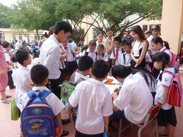 Rất nhiều học sinh, phụ huynh đứng xem và ngưỡng mộ khả năng hội họa của HS khiếm thị. Rất nhiều học sinh, phụ huynh đứng xem và ngưỡng mộ khả năng hội họa của HS khiếm thị.