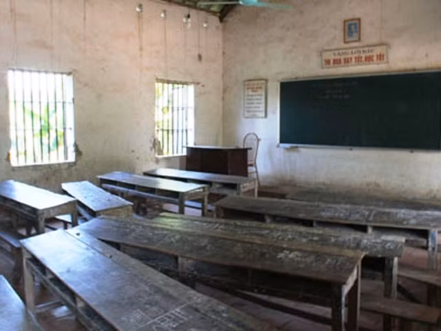 Phòng học mưa thì dột, bàn ghế thì bị nứt nẻ và xộc xệch. Làm sao học sinh có thể học trong một căn phòng như vậy? <<NỮ SINH CĐ DU LỊCH ĐẸP DỊU DÀNG TRONG NẮNG THU <<VẺ ĐẸP KIÊU SA CỦA HOT GIRL CĐ TRUYỀN HÌNH HÀ NỘI <<Á KHÔI CĐ TRUYỀN HÌNH TRỊNH THU THẢO ĐẸP RẠNG NGỜI ĐÓN TRUNG THU <<HOTGIRL CẨM TÚ ĐẸP LÃNG MẠN TRONG SẮC MÀU HOA CỎ