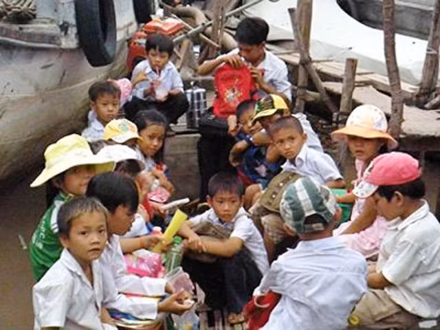 Cảnh qua sông trên những chiếc thuyền, cano cũ kỹ. <<NỮ SINH CĐ DU LỊCH ĐẸP DỊU DÀNG TRONG NẮNG THU <<VẺ ĐẸP KIÊU SA CỦA HOT GIRL CĐ TRUYỀN HÌNH HÀ NỘI <<Á KHÔI CĐ TRUYỀN HÌNH TRỊNH THU THẢO ĐẸP RẠNG NGỜI ĐÓN TRUNG THU <<HOTGIRL CẨM TÚ ĐẸP LÃNG MẠN TRONG SẮC MÀU HOA CỎ