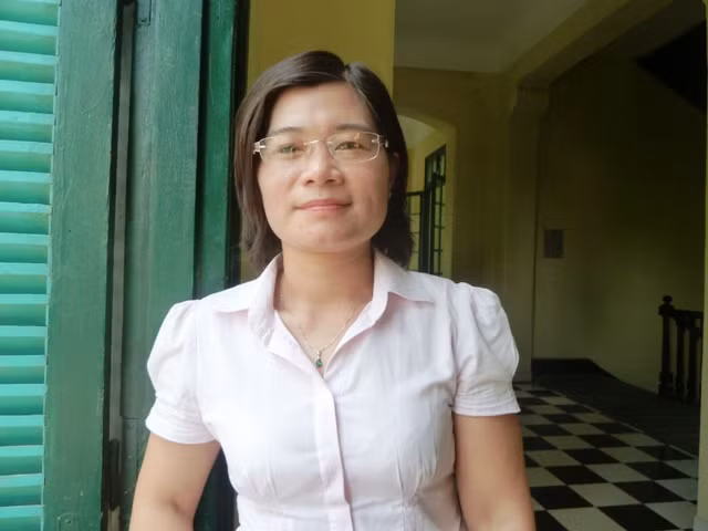 Lê Thị Thu Hương (GV sử Trường THPT Chu Văn An, Hà Nội) cho rằng đưa nội dung chủ quyền biển đảo vào chương trình phổ thông càng sớm càng tốt. Bộ GD cần có tài liệu thống nhất.