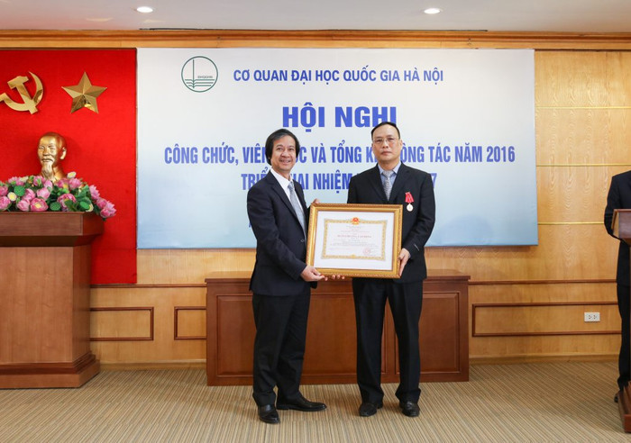 Giáo sư, Tiến sĩ Khoa học Nguyễn Đình Đức (ngoài cùng, bên phải ảnh) vinh dự được tặng Huân chương lao động hạng Ba. Giáo sư, Tiến sĩ Khoa học Nguyễn Đình Đức (ngoài cùng, bên phải ảnh) vinh dự được tặng Huân chương lao động hạng Ba.