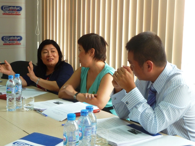 BGK đắn đo và cân nhắc kỹ các bài viết để tìm ra những bài viết xuất sắc nhất cuộc thi. (ảnh Kim Ngân). BGK đắn đo và cân nhắc kỹ các bài viết để tìm ra những bài viết xuất sắc nhất cuộc thi. (ảnh Kim Ngân).