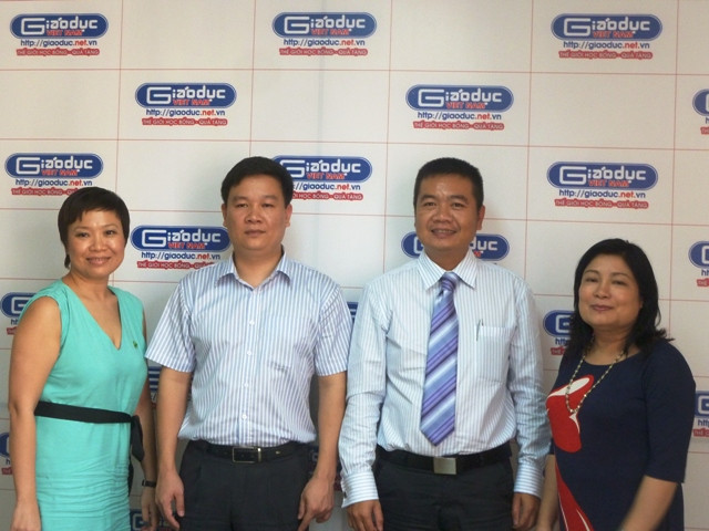 Nhà báo Nguyễn Tiến Bình (người thứ 2 từ trái sang) - Trưởng ban Tổ chức cho biết cuộc thi đã thu hút hơn 500 bài dự thi gửi về BBT từ nhiều vùng miền khác nhau. BTC đã rất khó khăn để chọn lựa ra 20 bài thi xuất sắc nhất để chấm giải. Nhà báo Nguyễn Tiến Bình (người thứ 2 từ trái sang) - Trưởng ban Tổ chức cho biết cuộc thi đã thu hút hơn 500 bài dự thi gửi về BBT từ nhiều vùng miền khác nhau. BTC đã rất khó khăn để chọn lựa ra 20 bài thi xuất sắc nhất để chấm giải.