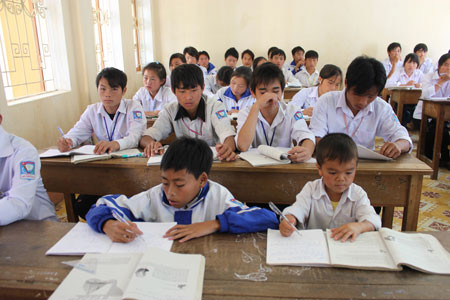 Với hình hài của đứa trẻ lên ba, không ai nghĩ Sùng A Dì năm nay đã 17 tuổi và học lớp 11. Với hình hài của đứa trẻ lên ba, không ai nghĩ Sùng A Dì năm nay đã 17 tuổi và học lớp 11.