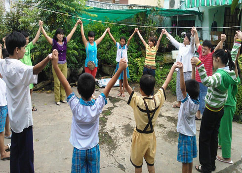 Cô Nga và những học trò của mình, cùng tập bài tập thể dục buổi sáng trước khi vào học. Cô Nga và những học trò của mình, cùng tập bài tập thể dục buổi sáng trước khi vào học.