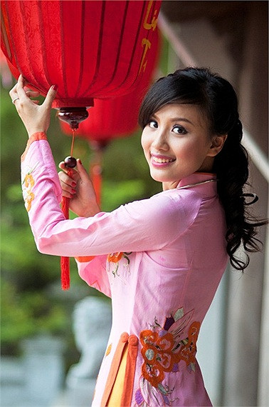 Nụ cười tỏa nắng của thiếu nữ Phương Đông. >>Những nữ sinh diện áo dài đẹp hơn vẻ xuân thì của Mai Phương Thúy (P26) >>Những nữ sinh diện áo dài đẹp hơn vẻ xuân thì của Mai Phương Thúy (P25) >>Midu đẹp tinh khôi giữa phố Sài Gòn >>Nữ sinh HV Báo chí và Tuyên truyền khoe nét thanh tân, quyến rũ