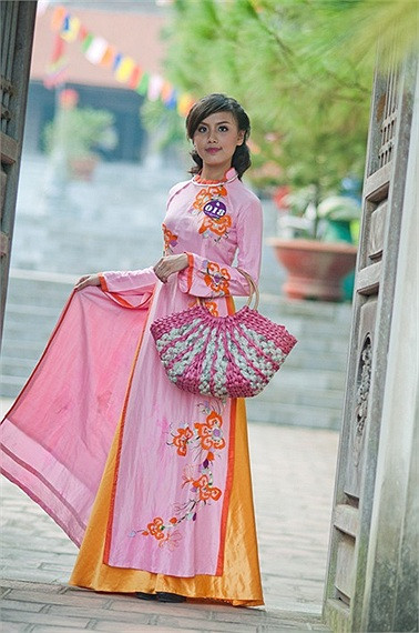 Áo dài làm nổi bật nét thanh tân của người thiếu nữ. >>Những nữ sinh diện áo dài đẹp hơn vẻ xuân thì của Mai Phương Thúy (P26) >>Những nữ sinh diện áo dài đẹp hơn vẻ xuân thì của Mai Phương Thúy (P25) >>Midu đẹp tinh khôi giữa phố Sài Gòn >>Nữ sinh HV Báo chí và Tuyên truyền khoe nét thanh tân, quyến rũ