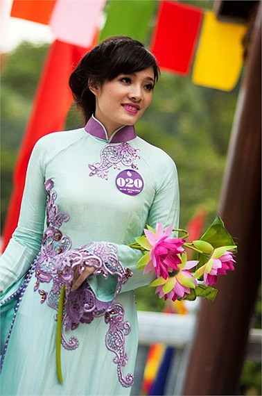 Nhớ về nét xưa qua tà áo dài duyên dáng của thiếu nữ ĐH Phương Đông. >>Những nữ sinh diện áo dài đẹp hơn vẻ xuân thì của Mai Phương Thúy (P26) >>Những nữ sinh diện áo dài đẹp hơn vẻ xuân thì của Mai Phương Thúy (P25) >>Midu đẹp tinh khôi giữa phố Sài Gòn >>Nữ sinh HV Báo chí và Tuyên truyền khoe nét thanh tân, quyến rũ