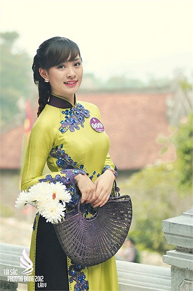 Những nữ sinh Phương Đông trong tà áo dài truyền thống nhẹ nhàng và đầy duyên dáng. >>Những nữ sinh diện áo dài đẹp hơn vẻ xuân thì của Mai Phương Thúy (P26) >>Những nữ sinh diện áo dài đẹp hơn vẻ xuân thì của Mai Phương Thúy (P25) >>Midu đẹp tinh khôi giữa phố Sài Gòn >>Nữ sinh HV Báo chí và Tuyên truyền khoe nét thanh tân, quyến rũ