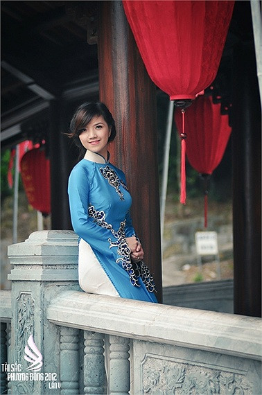 Nét đằm thắm của thiếu nữ trong tà áo dài. >>Những nữ sinh diện áo dài đẹp hơn vẻ xuân thì của Mai Phương Thúy (P26) >>Những nữ sinh diện áo dài đẹp hơn vẻ xuân thì của Mai Phương Thúy (P25) >>Midu đẹp tinh khôi giữa phố Sài Gòn >>Nữ sinh HV Báo chí và Tuyên truyền khoe nét thanh tân, quyến rũ