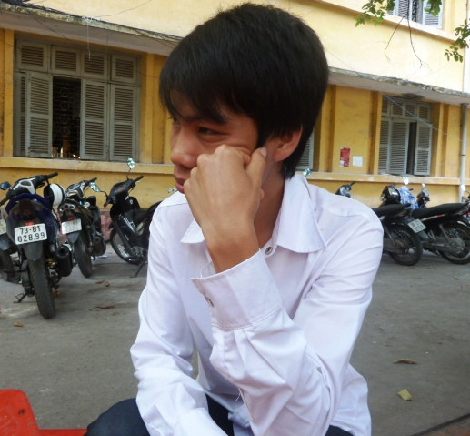 Mỗi khi nhắc đến bố, Minh lại lặng thinh. Giờ ước mơ được học đại học của cậu trở thành hiện thực nhưng đằng sau ấy vẫn có nhiều nỗi lo về "cơm áo gạo tiền". (Ảnh Kim Ngân). Mỗi khi nhắc đến bố, Minh lại lặng thinh. Giờ ước mơ được học đại học của cậu trở thành hiện thực nhưng đằng sau ấy vẫn có nhiều nỗi lo về "cơm áo gạo tiền". (Ảnh Kim Ngân).