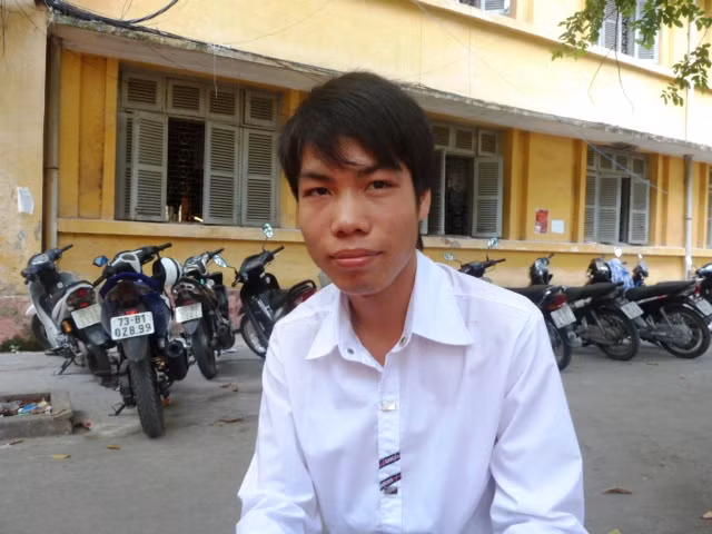 Đoàn Văn Minh (SV năm 1, Khoa Cơ khí, ĐH Bách khoa HN) vui mừng khi đỗ cả hai trường đại học.(Ảnh Kim Ngân).