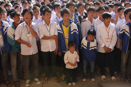 Sùng A Dì (áo trắng, quần đen) chỉ đứng chưa tới nửa người các bạn học cùng lớp nhưng 11 năm liền chưa một lần bỏ học, bên cạnh em cũng là một bạn học gặp khiếm khuyết về cơ thể. Sùng A Dì (áo trắng, quần đen) chỉ đứng chưa tới nửa người các bạn học cùng lớp nhưng 11 năm liền chưa một lần bỏ học, bên cạnh em cũng là một bạn học gặp khiếm khuyết về cơ thể.