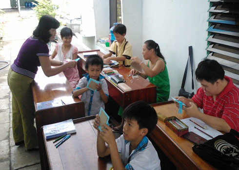 Cô Nga phát giấy, và hướng dẫn cho các em làm lồng đèn vui Tết Trung thu. Cô Nga phát giấy, và hướng dẫn cho các em làm lồng đèn vui Tết Trung thu.