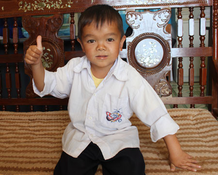 Tuy cơ thể yếu ớt, bé nhỏ nhưng Sùng A Dì luôn lạc quan, yêu đời. Tuy cơ thể yếu ớt, bé nhỏ nhưng Sùng A Dì luôn lạc quan, yêu đời.