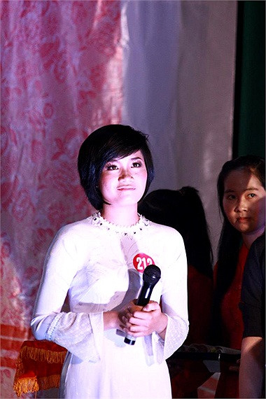 Ban giám khảo đã chọn 5 thí sinh xuất sắc nhất để bước tiếp vào phần thi ứng xử đó là: Vũ Thị Huy Hường, Đồng Thị Đào, Lê Thị Thanh Diễm, Nguyễn Thảo Ngân và Lê Ngọc Cẩm Hương. >>Những nữ sinh diện áo dài đẹp hơn vẻ xuân thì của Mai Phương Thúy (P25) >>Midu đẹp tinh khôi giữa phố Sài Gòn >>Nữ sinh HV Báo chí và Tuyên truyền khoe nét thanh tân, quyến rũ Ban giám khảo đã chọn 5 thí sinh xuất sắc nhất để bước tiếp vào phần thi ứng xử đó là: Vũ Thị Huy Hường, Đồng Thị Đào, Lê Thị Thanh Diễm, Nguyễn Thảo Ngân và Lê Ngọc Cẩm Hương. >>Những nữ sinh diện áo dài đẹp hơn vẻ xuân thì của Mai Phương Thúy (P25) >>Midu đẹp tinh khôi giữa phố Sài Gòn >>Nữ sinh HV Báo chí và Tuyên truyền khoe nét thanh tân, quyến rũ