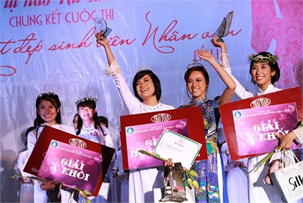 Hoa khôi Đồng Thị Đào chia sẻ niềm vui với mọi người. >>Những nữ sinh diện áo dài đẹp hơn vẻ xuân thì của Mai Phương Thúy (P25) >>Midu đẹp tinh khôi giữa phố Sài Gòn >>Nữ sinh HV Báo chí và Tuyên truyền khoe nét thanh tân, quyến rũ Hoa khôi Đồng Thị Đào chia sẻ niềm vui với mọi người. >>Những nữ sinh diện áo dài đẹp hơn vẻ xuân thì của Mai Phương Thúy (P25) >>Midu đẹp tinh khôi giữa phố Sài Gòn >>Nữ sinh HV Báo chí và Tuyên truyền khoe nét thanh tân, quyến rũ