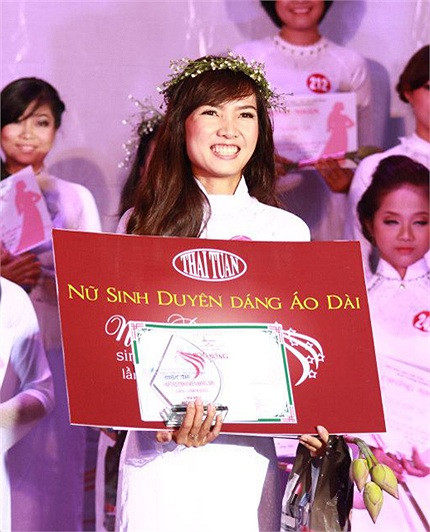 Các nữ sinh vui mừng khi nhận được giải thưởng. >>Những nữ sinh diện áo dài đẹp hơn vẻ xuân thì của Mai Phương Thúy (P25) >>Midu đẹp tinh khôi giữa phố Sài Gòn >>Nữ sinh HV Báo chí và Tuyên truyền khoe nét thanh tân, quyến rũ Các nữ sinh vui mừng khi nhận được giải thưởng. >>Những nữ sinh diện áo dài đẹp hơn vẻ xuân thì của Mai Phương Thúy (P25) >>Midu đẹp tinh khôi giữa phố Sài Gòn >>Nữ sinh HV Báo chí và Tuyên truyền khoe nét thanh tân, quyến rũ