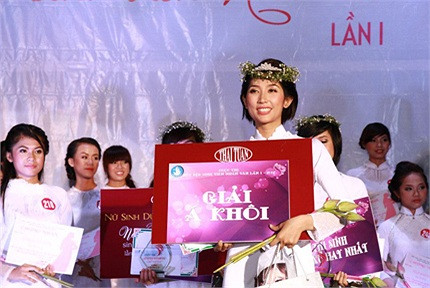 Giải Á khôi 1 thuộc về thí sinh Lê Ngọc Cẩm Hương (khoa Văn hoá học), thí sinh Nguyễn Thảo Ngân (bộ môn ngữ văn Tây Ban Nha) giành ngôi á khôi 2. >>Những nữ sinh diện áo dài đẹp hơn vẻ xuân thì của Mai Phương Thúy (P25) >>Midu đẹp tinh khôi giữa phố Sài Gòn >>Nữ sinh HV Báo chí và Tuyên truyền khoe nét thanh tân, quyến rũ Giải Á khôi 1 thuộc về thí sinh Lê Ngọc Cẩm Hương (khoa Văn hoá học), thí sinh Nguyễn Thảo Ngân (bộ môn ngữ văn Tây Ban Nha) giành ngôi á khôi 2. >>Những nữ sinh diện áo dài đẹp hơn vẻ xuân thì của Mai Phương Thúy (P25) >>Midu đẹp tinh khôi giữa phố Sài Gòn >>Nữ sinh HV Báo chí và Tuyên truyền khoe nét thanh tân, quyến rũ