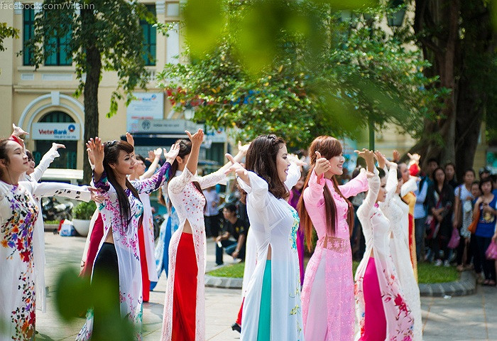 Phần trình diễn của các thí sinh Imiss Thăng Long đã thu hút rất nhiều du khách đứng lại ngắm nhìn. >>Những nữ sinh diện áo dài đẹp hơn vẻ xuân thì của Mai Phương Thúy (P25) >>Midu đẹp tinh khôi giữa phố Sài Gòn >>Nữ sinh HV Báo chí và Tuyên truyền khoe nét thanh tân, quyến rũ Phần trình diễn của các thí sinh Imiss Thăng Long đã thu hút rất nhiều du khách đứng lại ngắm nhìn. >>Những nữ sinh diện áo dài đẹp hơn vẻ xuân thì của Mai Phương Thúy (P25) >>Midu đẹp tinh khôi giữa phố Sài Gòn >>Nữ sinh HV Báo chí và Tuyên truyền khoe nét thanh tân, quyến rũ