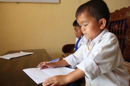 Sùng A Dì thích học ngành công nghệ thông tin và em mơ ước sẽ có một cái máy vi tính cho riêng mình. Sùng A Dì thích học ngành công nghệ thông tin và em mơ ước sẽ có một cái máy vi tính cho riêng mình.