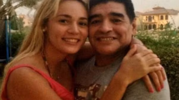 Maradona chia tay Rocio Olivia sau hơn 1 tháng đính hôn