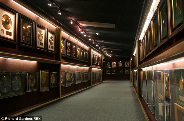 Ngôi nhà với nhiều kỷ vật của cố danh ca Elvis Presley, ông qua đời tại nhà riêng năm 42 tuổi Ngôi nhà với nhiều kỷ vật của cố danh ca Elvis Presley, ông qua đời tại nhà riêng năm 42 tuổi