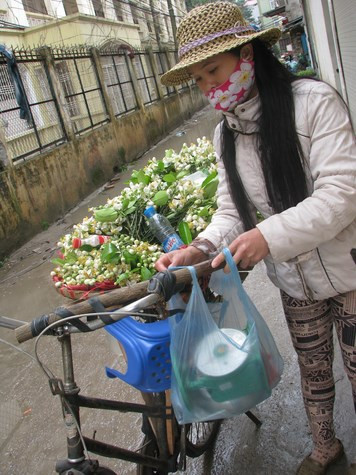 Bán hoa bưởi, chỉ cần đơn sơ thế này thôi. Bán hoa bưởi, chỉ cần đơn sơ thế này thôi.