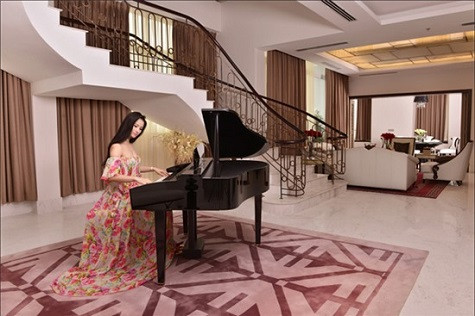 Cao Thùy Dương trong biệt thự tại TP.HCM.