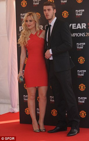 Hiện tại, thủ môn bị nghi ngờ quan hệ với hôn phu của Maradona đang hẹn hò với ca sỹ Tây Ban Nha Edurne Garcia Almagro. Hiện tại, thủ môn bị nghi ngờ quan hệ với hôn phu của Maradona đang hẹn hò với ca sỹ Tây Ban Nha Edurne Garcia Almagro.