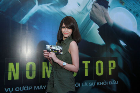 Andrea xuất hiện với mái tóc đen lạ lẫm và đôi mắt xanh biếc quyến rũ. Andrea xuất hiện với mái tóc đen lạ lẫm và đôi mắt xanh biếc quyến rũ.