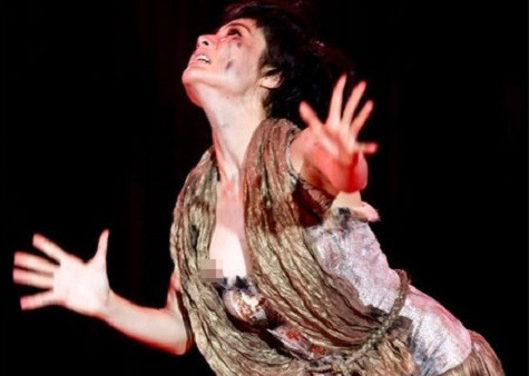 Diễm My 9x lộ vòng 1 khi đang biểu diễn trực tiếp trên truyền hình