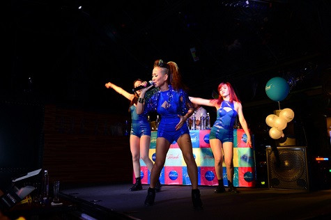 Bên cạnh đó, Thảo Trang cũng tâm sự về người yêu hiện tại của Thảo Trang. Cả hai gặp khó khăn về địa lý, văn hoá và ngôn ngữ. Nhưng ca sĩ đang cố gắng học hỏi hàng ngày để hoàn thiện hơn và cân bằng cả 2 văn hoá: &quot;8/3 năm nay, Trang không có người yêu bên cạnh nhưng chắc chắn Trang không cô đơn vì có khán giả, cũng như những khoảng thời gian riêng cho gia đình, bạn bè&quot;.