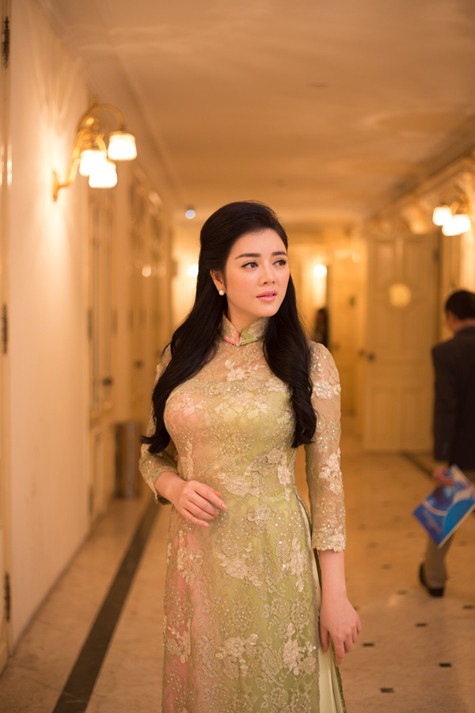 Cô diện chiếc áo dài màu phấn hồng nhẹ nhàng, nền nã tới dự chương trình.