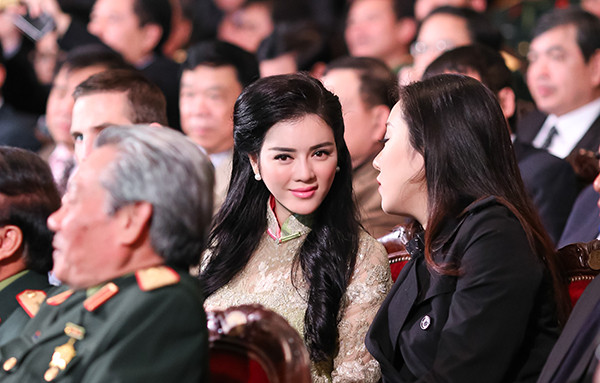 Lý Nhã Kỳ trò chuyện thân mật với Ngô Phương Lan trước buổi giao lưu.