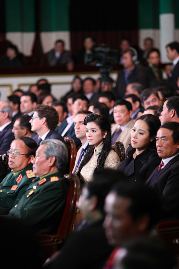 Cô cùng Ngô Phương Lan chăm chú theo dõi chương trình.