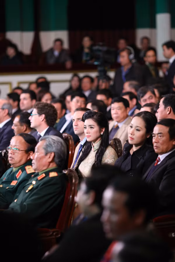 Cô cùng Ngô Phương Lan chăm chú theo dõi chương trình.