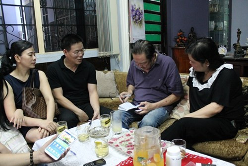 Rất nhiều người hâm mộ, mạnh thường quân đến nhà riêng NSƯT Chánh Tín để chia sẻ và giúp đỡ. Xem thêm: Ảnh: Người xa lạ 'nườm nượp' đến nhà chia sẻ với NSƯT Chánh Tín Rất nhiều người hâm mộ, mạnh thường quân đến nhà riêng NSƯT Chánh Tín để chia sẻ và giúp đỡ. Xem thêm: Ảnh: Người xa lạ 'nườm nượp' đến nhà chia sẻ với NSƯT Chánh Tín