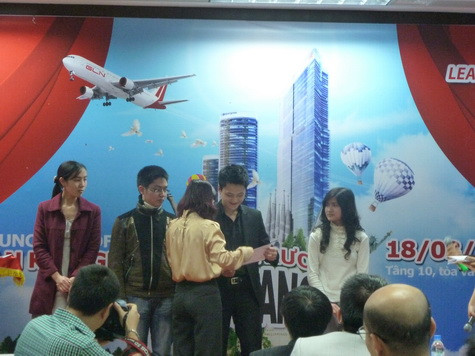 Bà Bùi Thị Lệ Hằng, đại diện GLN trao các phần quà dành cho học viên đạt kết quả thi ILETS cao của trung tâm.