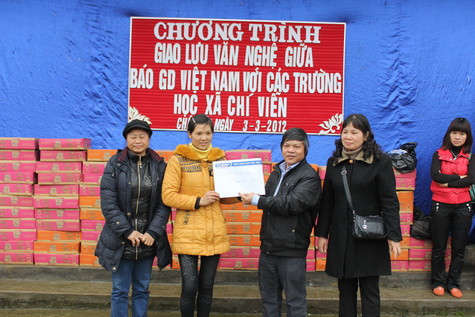 Đại diện trường THPT Thường Tín trao tặng 10 triệu mà thầy trò quyên góp tặng nhà bếp mua thực phẩm để có những "Bữa cơm có thịt" cho HS bán trú trường tiểu học Chí Viễn, Cao Bằng. Đại diện trường THPT Thường Tín trao tặng 10 triệu mà thầy trò quyên góp tặng nhà bếp mua thực phẩm để có những "Bữa cơm có thịt" cho HS bán trú trường tiểu học Chí Viễn, Cao Bằng.