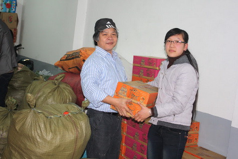 Đến tòa soạn từ rất sớm, thầy Đỗ Việt Khoa nhanh chóng chuyển quà lên xe để mang đến cho các cháu vùng cao. Đến tòa soạn từ rất sớm, thầy Đỗ Việt Khoa nhanh chóng chuyển quà lên xe để mang đến cho các cháu vùng cao.