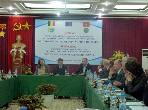 Ông Vũ Đình Tôn (giữa), trưởng khoa Chăn nuôi và Nuôi trồng thủy sản, ĐH Nông nghiệp,quản lý dự án cho biết rằng đây là cơ hội để chuyển giao công nghệ, đào tạo nhân lực. Ông Vũ Đình Tôn (giữa), trưởng khoa Chăn nuôi và Nuôi trồng thủy sản, ĐH Nông nghiệp,quản lý dự án cho biết rằng đây là cơ hội để chuyển giao công nghệ, đào tạo nhân lực.