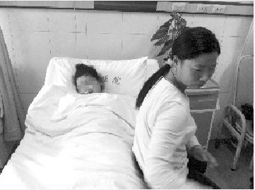 Cô Hồng Mai và Hiểu Hiểu tại bệnh viện. Cô Hồng Mai và Hiểu Hiểu tại bệnh viện.